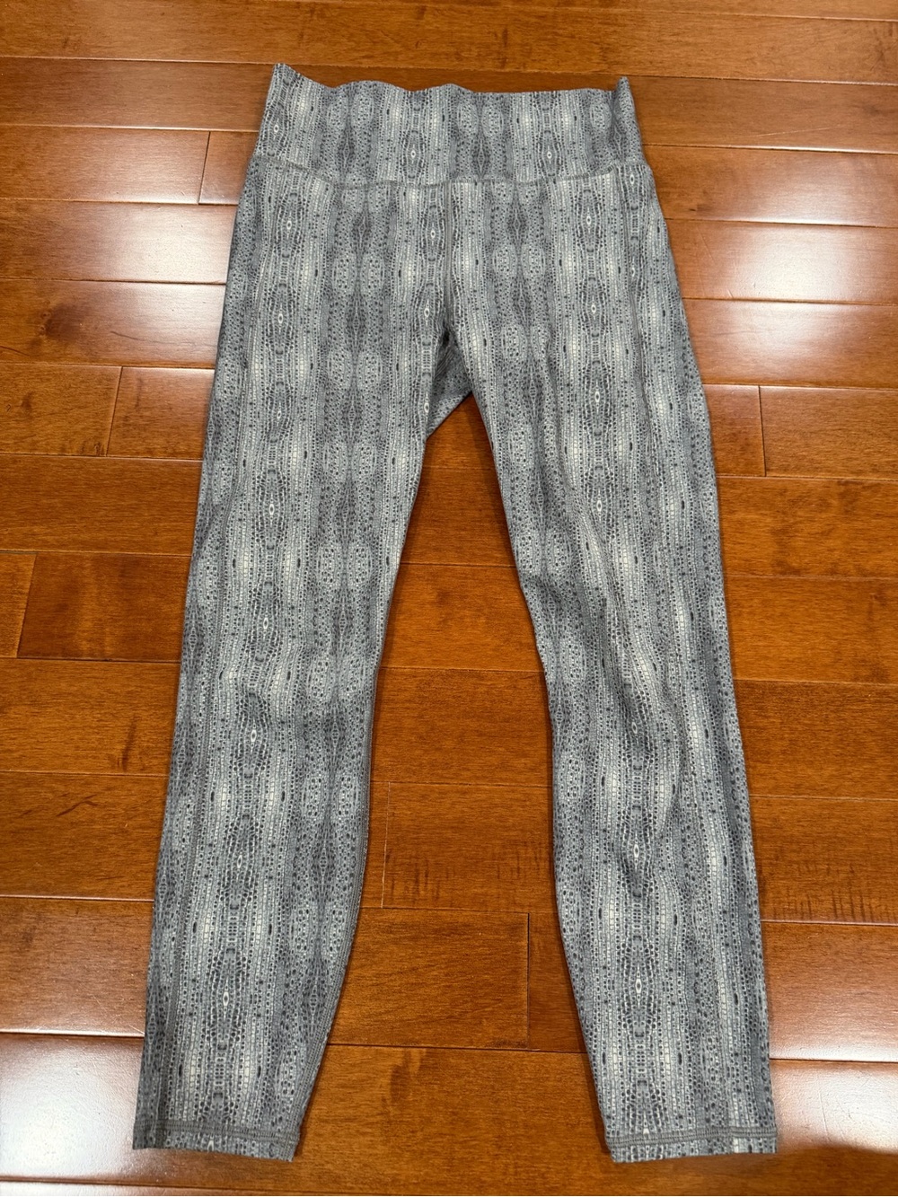 Vuori Gray Snakeskin Print Elastic Waist Cropped Studio Pocket Leggings Sz. M/L